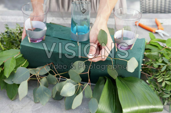 Maken van zomers bloemen arrangement