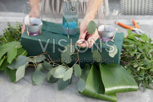 Maken van zomers bloemen arrangement