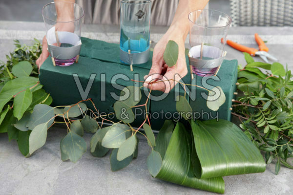 Maken van zomers bloemen arrangement