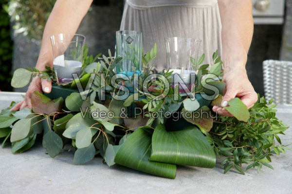 Maken van zomers bloemen arrangement