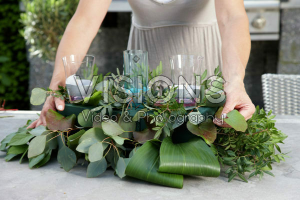 Maken van zomers bloemen arrangement