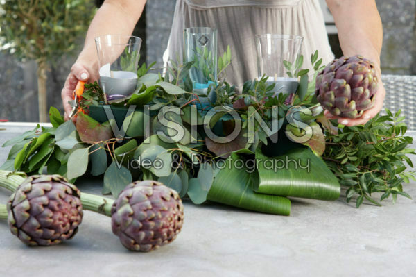 Maken van zomers bloemen arrangement