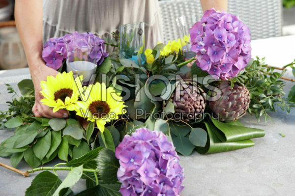 Maken van zomers bloemen arrangement