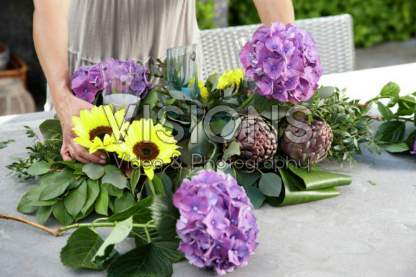 Maken van zomers bloemen arrangement