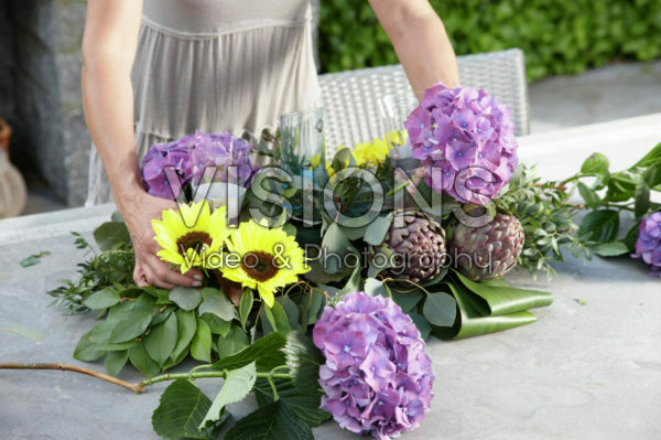 Maken van zomers bloemen arrangement