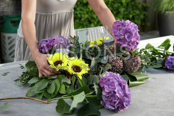 Maken van zomers bloemen arrangement