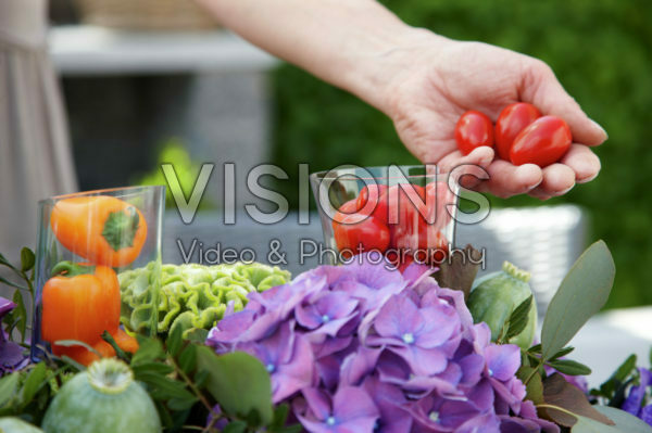 Maken van zomers bloemen arrangement